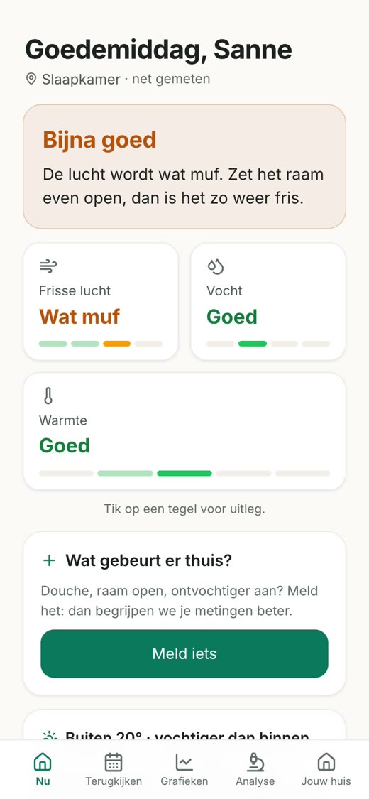 Het scherm Nu: de lucht is bijna goed, vocht en warmte zijn goed, met de tip om het raam even open te zetten